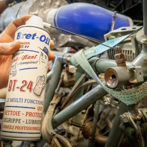 DÉGRIPPE LUBRIFIE NETTOIE PROTEGE CHASSE L'HUMIDITÉ